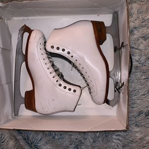 ICE SKATES ⛸